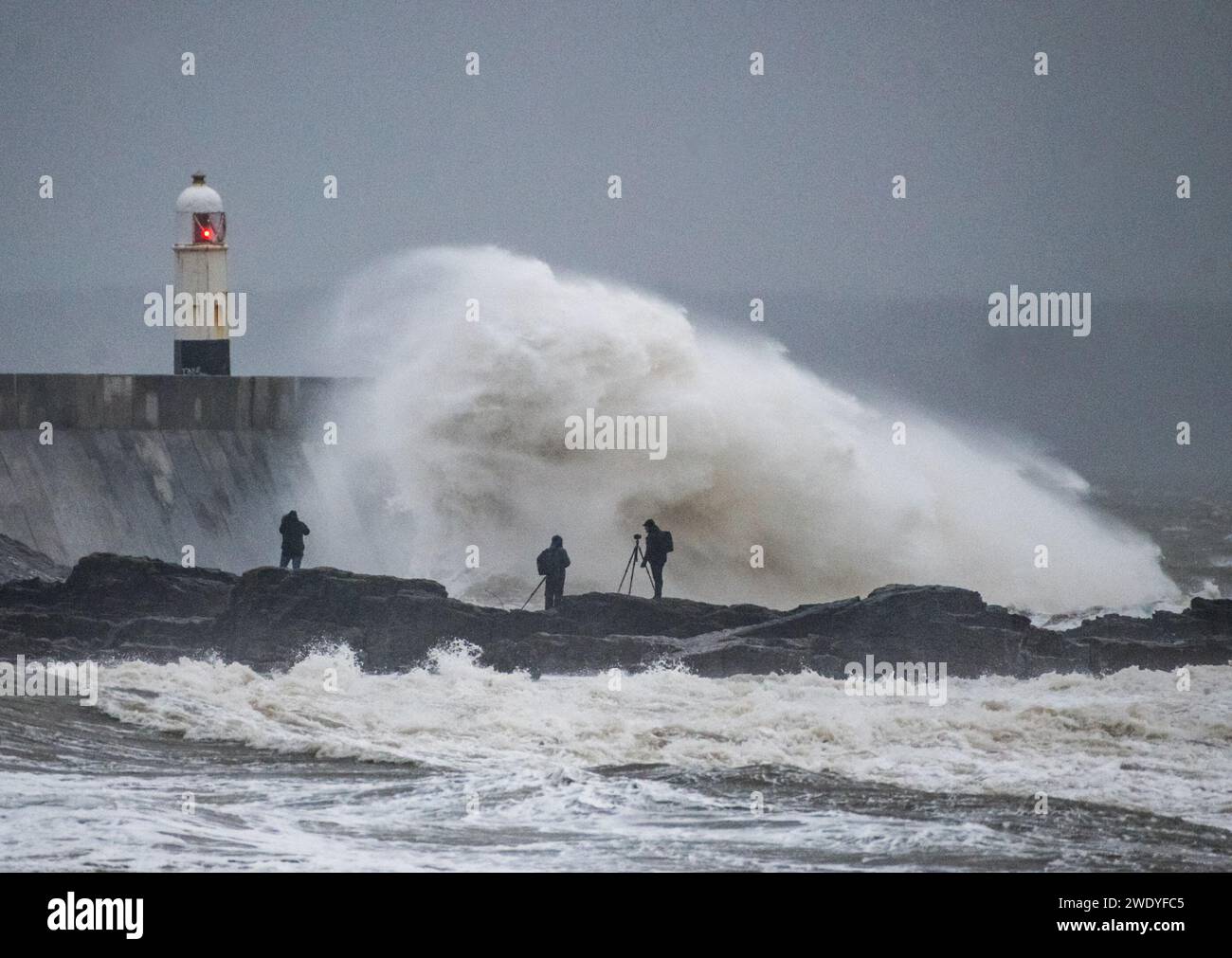 21 janvier 2024 Porthcawl, pays de Galles. Les gens regardent les vagues s'écraser contre la jetée de Porthcawl alors que Storm Isha frappe le Royaume-Uni avec des vents forts et de fortes pluies. Banque D'Images