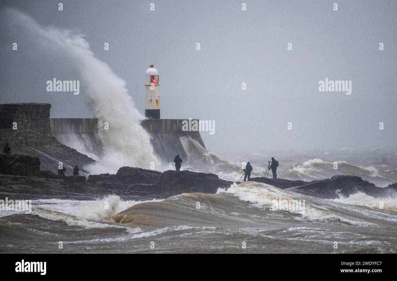 21 janvier 2024 Porthcawl, pays de Galles. Les gens regardent les vagues s'écraser contre la jetée de Porthcawl alors que Storm Isha frappe le Royaume-Uni avec des vents forts et de fortes pluies. Banque D'Images