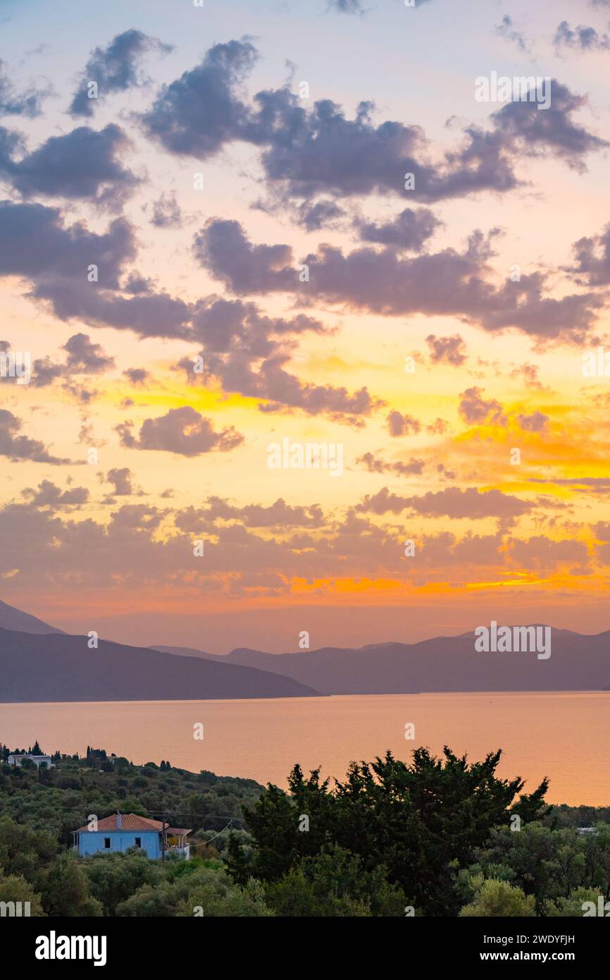 Aube se levant derrière les montagnes de la Grèce continentale de l'île de Meganisi dans la mer Ionienne Banque D'Images