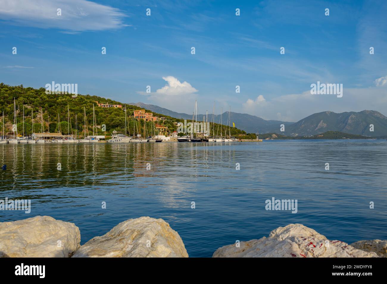 Yachts amarrés dans le port de Vathi sur l'île de Meganisi dans la mer Ionienne Banque D'Images