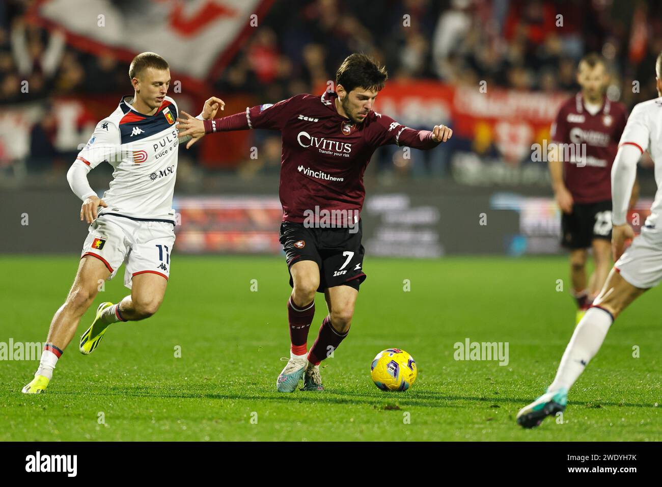 Salerne, Italie. 21 janvier 2024. (LR) Albert Guomundsson (Gênes), Agustin Martegani (Salernitana) football/football : match italien 'Serie A TIM' entre les États-Unis Salernitana 1919 1-2 Gênes CFC au Stadio Arechi à Salerne, Italie . Crédit : Mutsu Kawamori/AFLO/Alamy Live News Banque D'Images