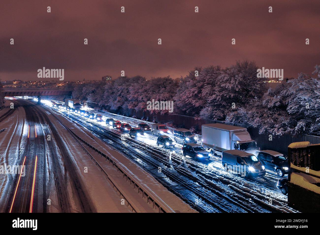 Des véhicules bloqués sur l'A20 après une forte neige ont bloqué la route pendant l'heure de pointe du soir, près de Swanley, Kent, Royaume-Uni. Sortie jusqu'à M25 trop glacé pour les véhicules Banque D'Images