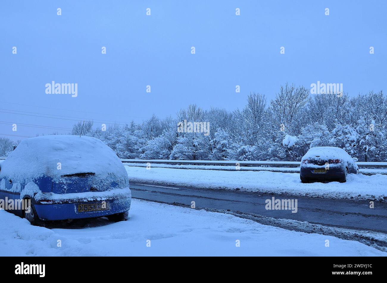 Des voitures abandonnées sur l'A20 après une forte neige ont bloqué la route pendant l'heure de pointe du soir, près de Swanley, Kent, Royaume-Uni. C'est la scène du lendemain matin Banque D'Images