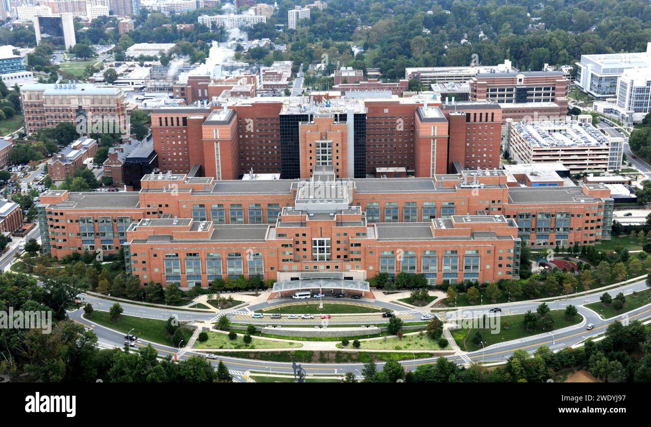 Vue aérienne du centre clinique (bâtiment 10), campus NIH, Bethesda, MD (20384488641). Banque D'Images