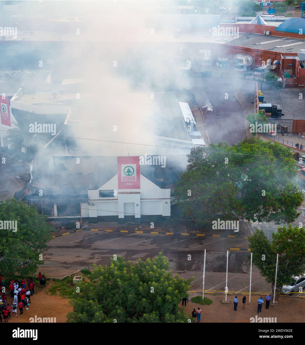 Gaborone Botswana, 22 janvier 2024 , éditorial, le supermarché de la chaîne allemande Spar à Kgale Hill brûle , vue aérienne Banque D'Images