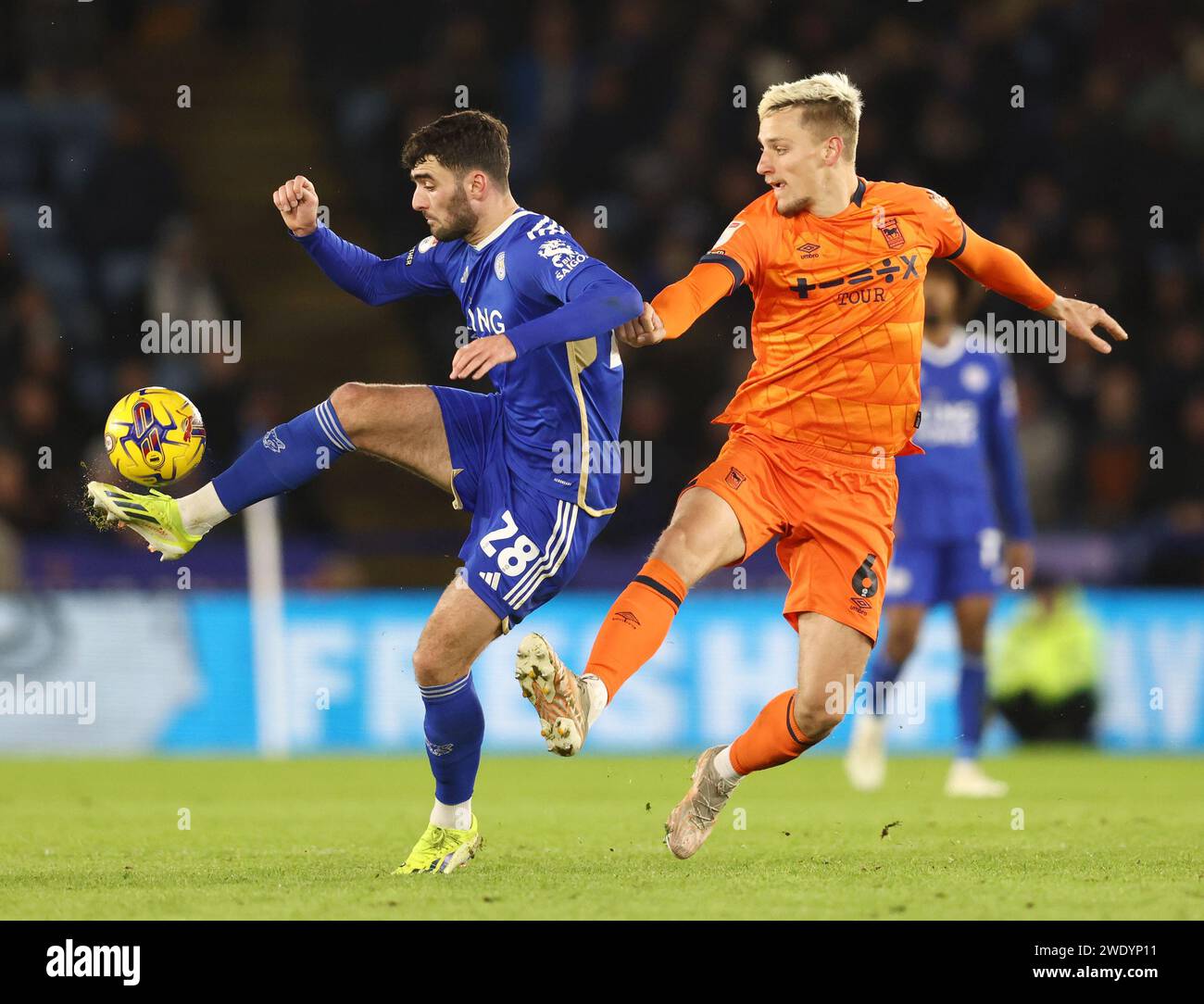 Leicester, Royaume-Uni. 22 janvier 2024. Luke Woolfenden d'Ipswich Town (R) défie Tom Cannon de Leicester City lors du Sky Bet Championship Match au King Power Stadium, Leicester. Le crédit photo doit se lire comme suit : Darren Staples/Sportimage crédit : Sportimage Ltd/Alamy Live News Banque D'Images