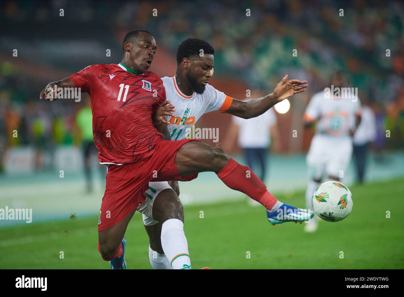 Temps forts du match entre la Côte d'Ivoire et la Guinée équatoriale lors de la coupe d'Afrique des Nations 2023. J.Kraso en duel avec Basilio Ndong Banque D'Images