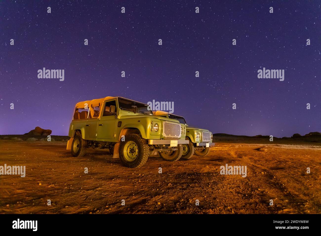 Voitures hors route sous ciel étoilé paysage désertique nocturne à Hegra, Al Ula, Arabie Saoudite Banque D'Images