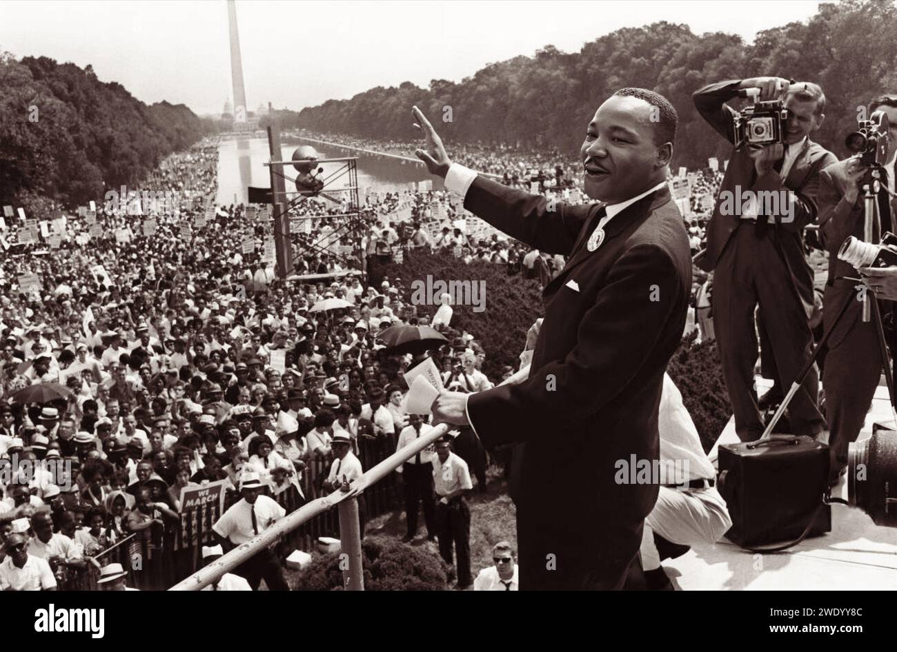 Dr. Martin Luther King Jr. En agitant du Lincoln Memorial lors de la Marche sur Washington pour l'emploi et la liberté où King a prononcé son discours "J'ai un rêve" le 28 août 1963. (ÉTATS-UNIS) Banque D'Images Dr. Martin Luther King Jr. En agitant du Lincoln Memorial lors de la Marche sur Washington pour l'emploi et la liberté où King a prononcé son discours "J'ai un rêve" le 28 août 1963. (ÉTATS-UNIS) Banque D'Images