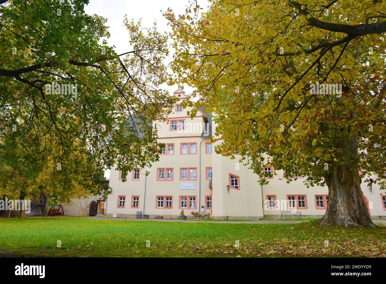 Vue sur le château à Kromsdorf vieux arbres dans le parc Banque D'Images