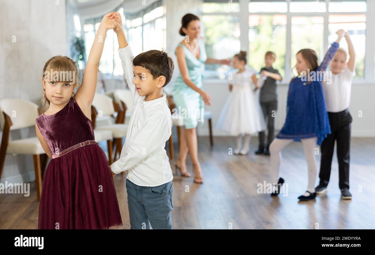 Tween filles ad garçons dansant la danse partenaire lente pendant l'événement festif Banque D'Images