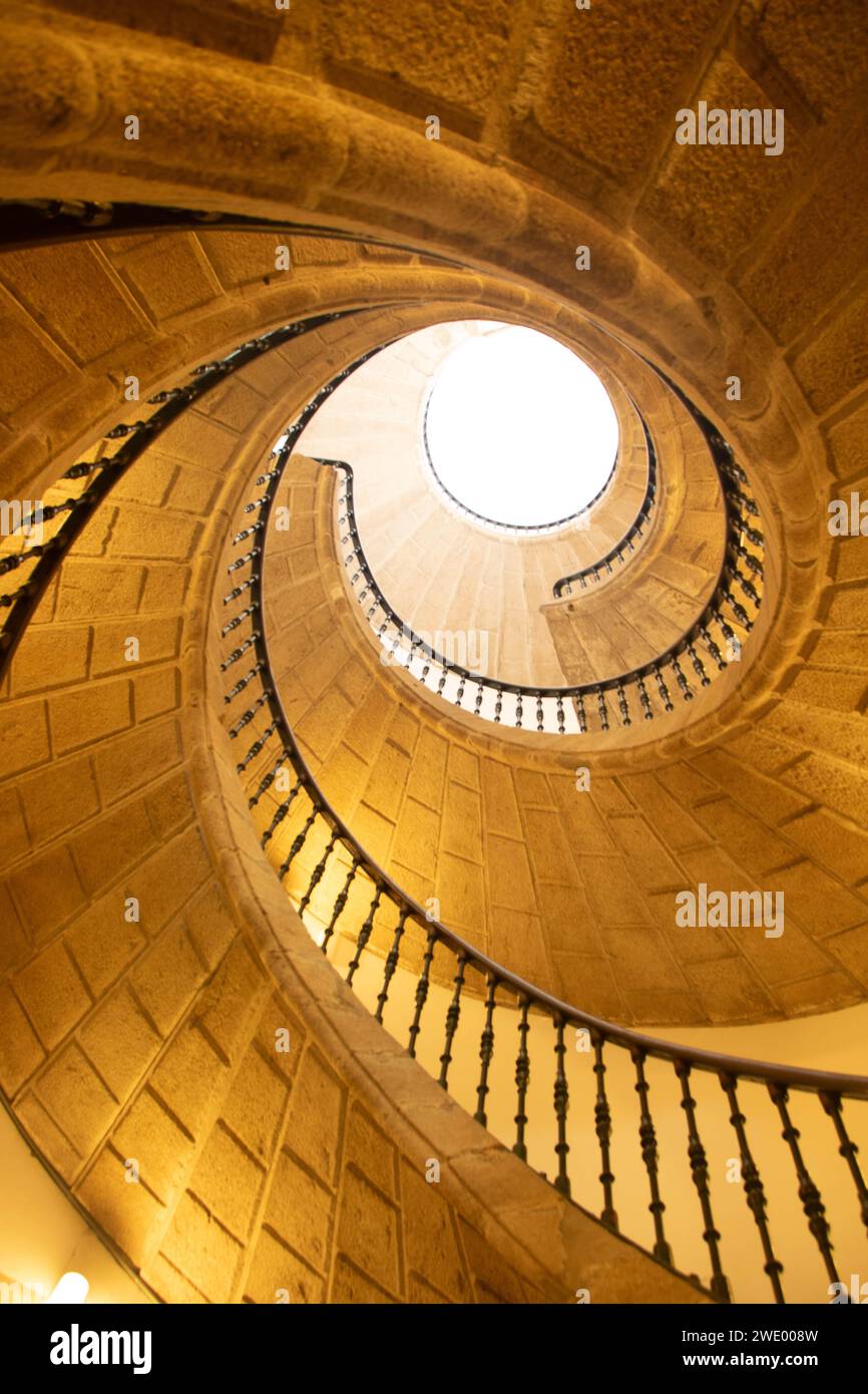 Escalier en colimaçon de l'ancien couvent de Santo Domingo de Bonaval à Santiago de Compostelle Banque D'Images