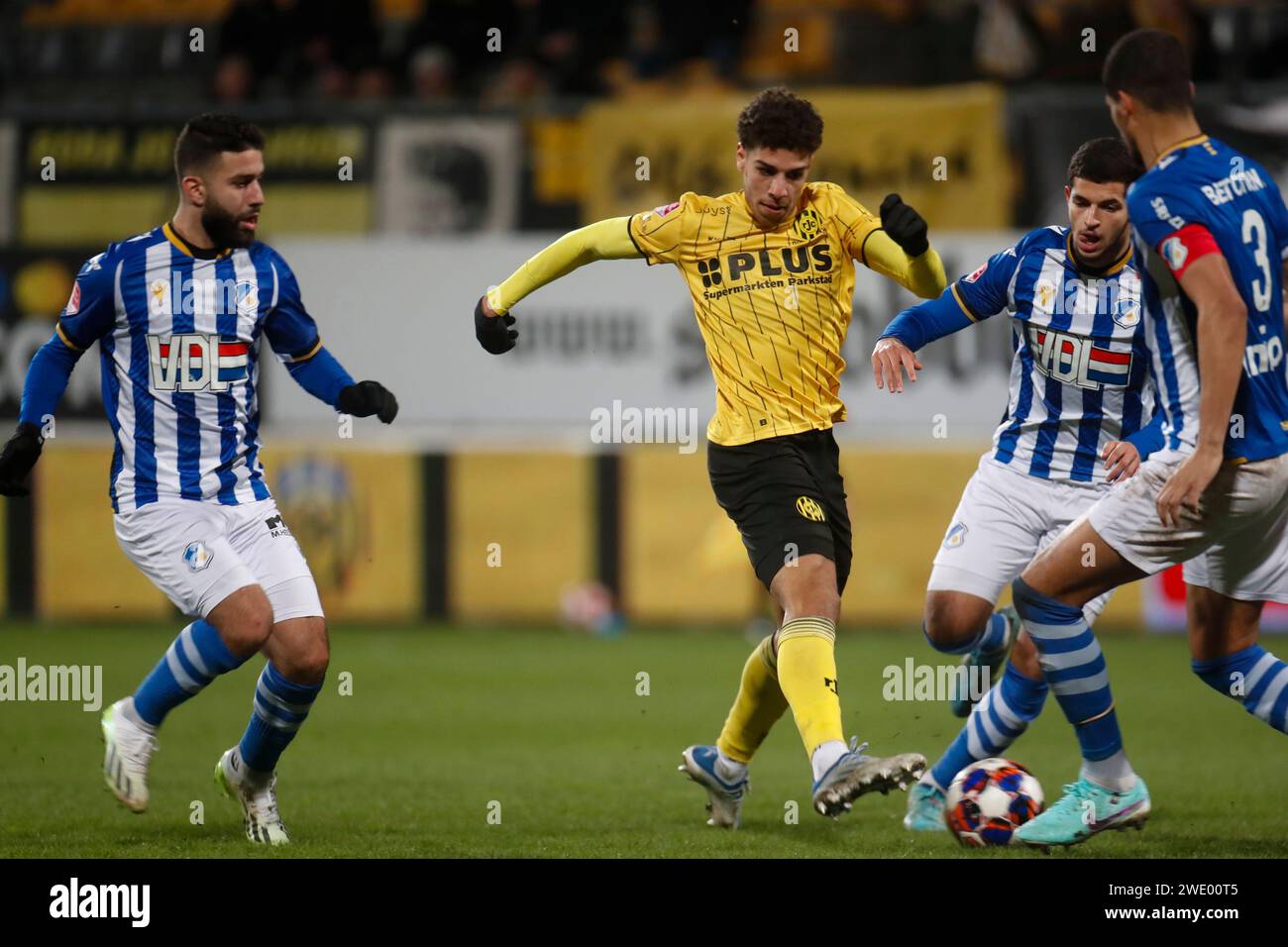 Kerkrade, pays-Bas. 22 janvier 2024. KERKRADE, PAYS-BAS - 22 JANVIER : Walid Ould-Chikh de Roda JC passe le ballon lors du match opposant le FC Eindhoven au Parkstad Limburg Stadion le 22 janvier 2024 à Kerkrade, pays-Bas. (Photo Orange Pictures) crédit : dpa/Alamy Live News Banque D'Images