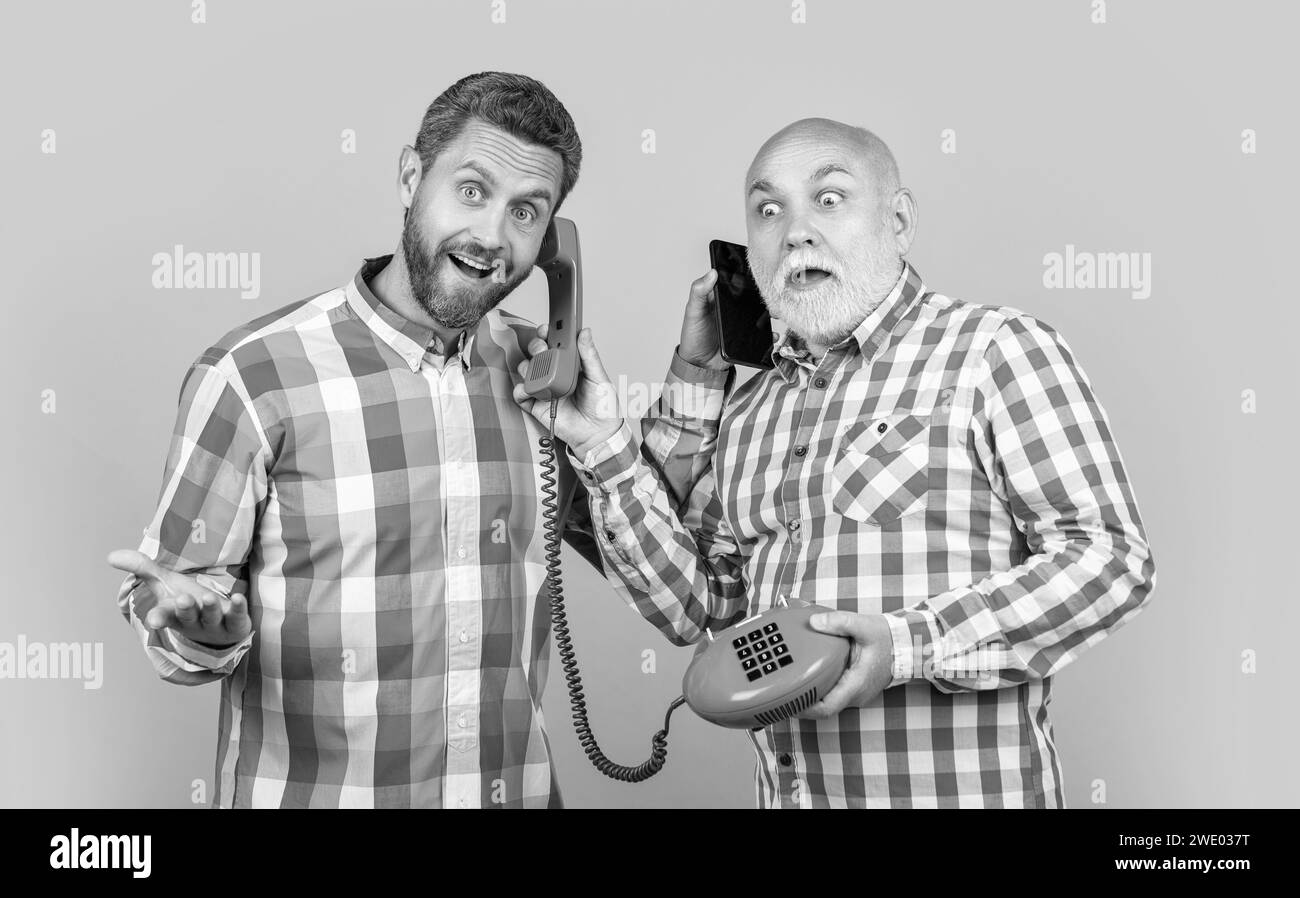 photo d'hommes surpris avec vs technologie téléphone et téléphone. hommes avec vs technologie Banque D'Images