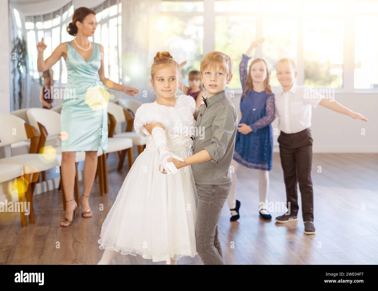Tween filles ad garçons dansant la danse partenaire lente pendant l'événement festif Banque D'Images