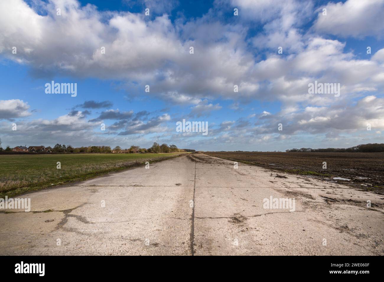 RAF Thorpe Abbotts, USAAF139 également connu sous le nom de 100th Bomber Group. Piste / taxiway du 'Bloody Hundredith' utilisé par les Américains 1943 -45. Banque D'Images