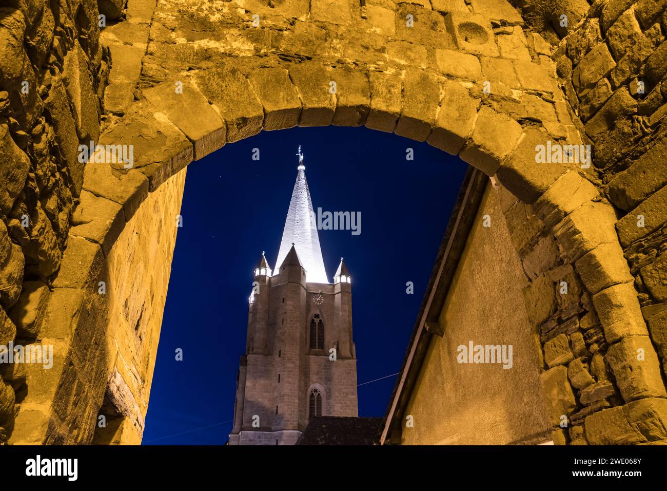 Vue nocturne du clocher de l'église Saint Martin vu à travers la porte d'entrée de la cité médiévale Banque D'Images