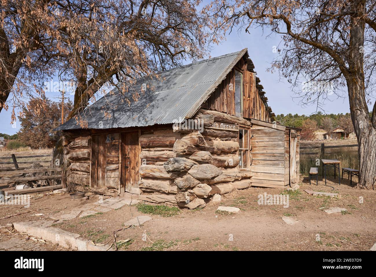 Une cabane en rondins à l'ancienne, labellisée bureau terrestre, assise dans le sud de l'Utah avec un toit en métal. Banque D'Images