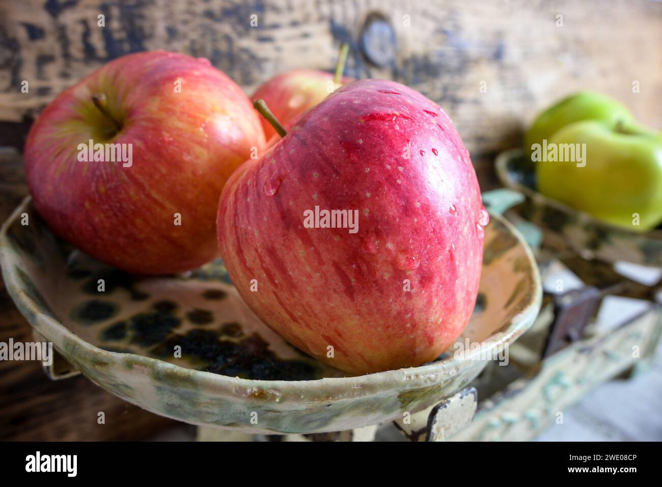 pomme rouge sur une échelle et fond en bois, style rétro - vue de côté. Banque D'Images