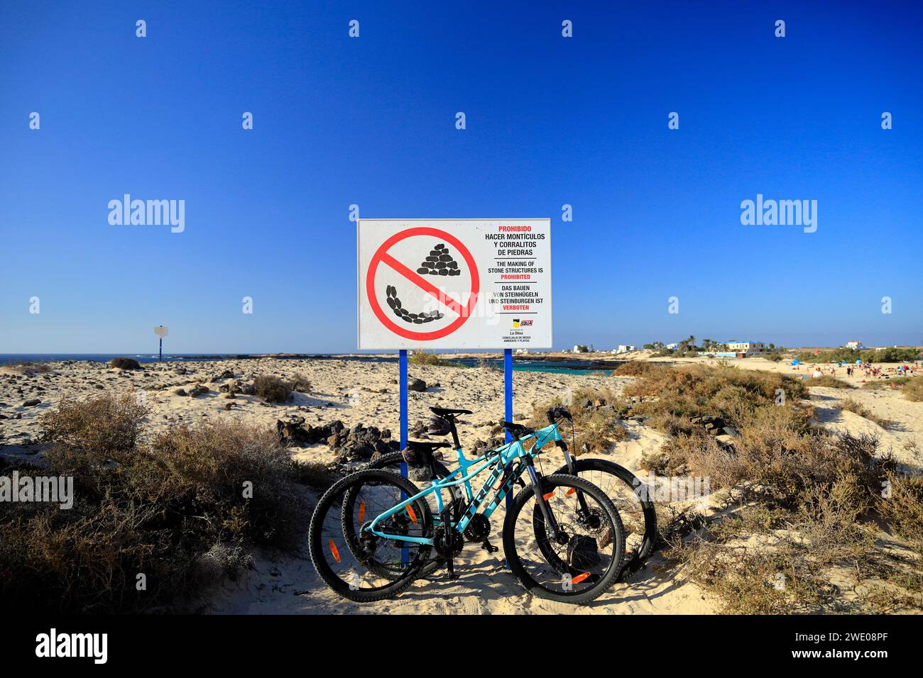 Panneau interdisant la construction de tours en pierre sur la plage, multilingue, anglais, espagnol, allemand. Fuerteventura, Îles Canaries. Prise en novembre 2023 Banque D'Images