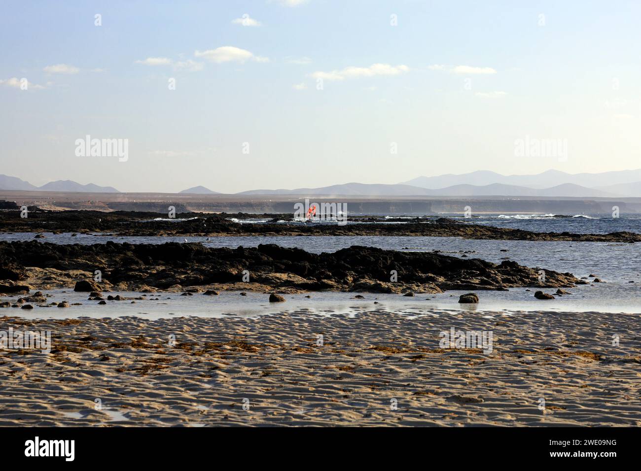Motifs de vagues dans le sable à marée basse, Fuerteventura, îles Canaries. Prise en novembre 2023 Banque D'Images