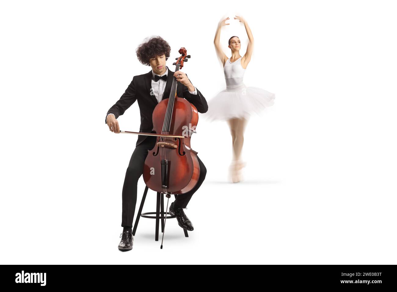 Jeune violoncelliste masculin assis sur une chaise et exécutant et danseur de ballet exécutant isolé sur fond blanc Banque D'Images