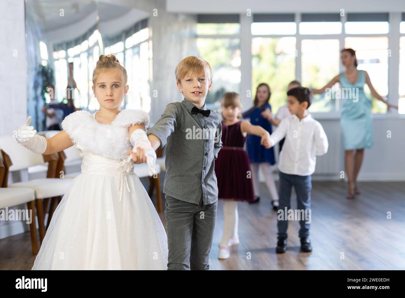 Tween filles ad garçons dansant la danse partenaire lente pendant l'événement festif Banque D'Images