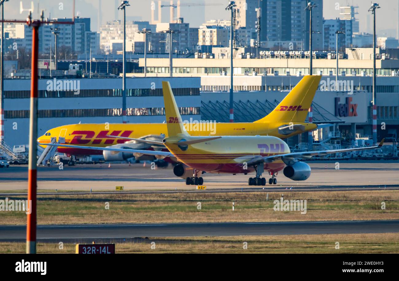 DHL Airbus A330-243F, avion cargo atterrissant à l'aéroport de Cologne-Bonn, NRW, Allemagne Banque D'Images