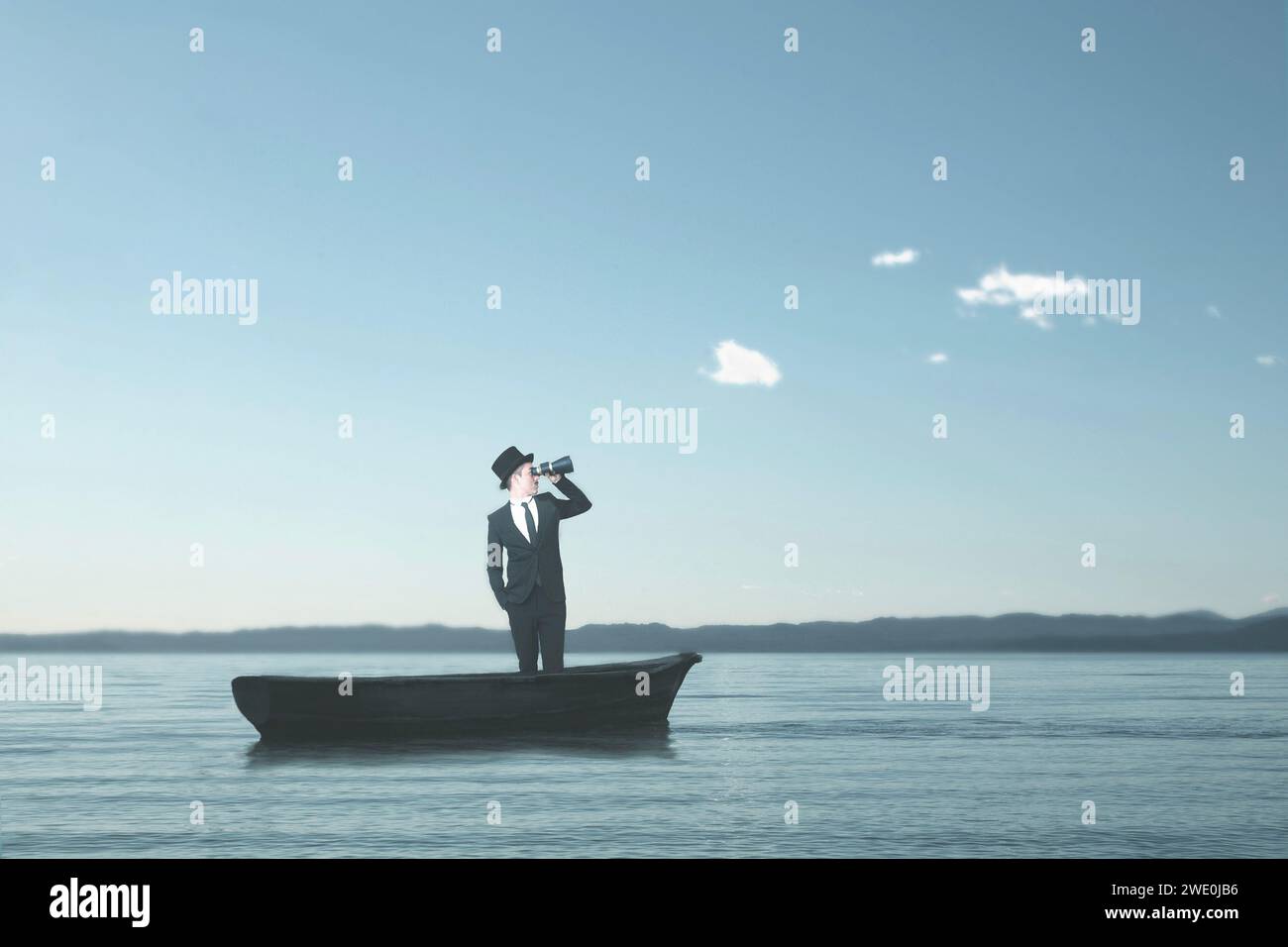 homme élégant navigue seul sur un petit bateau essayant avec un télescope de voir son propre destin, concept abstrait Banque D'Images