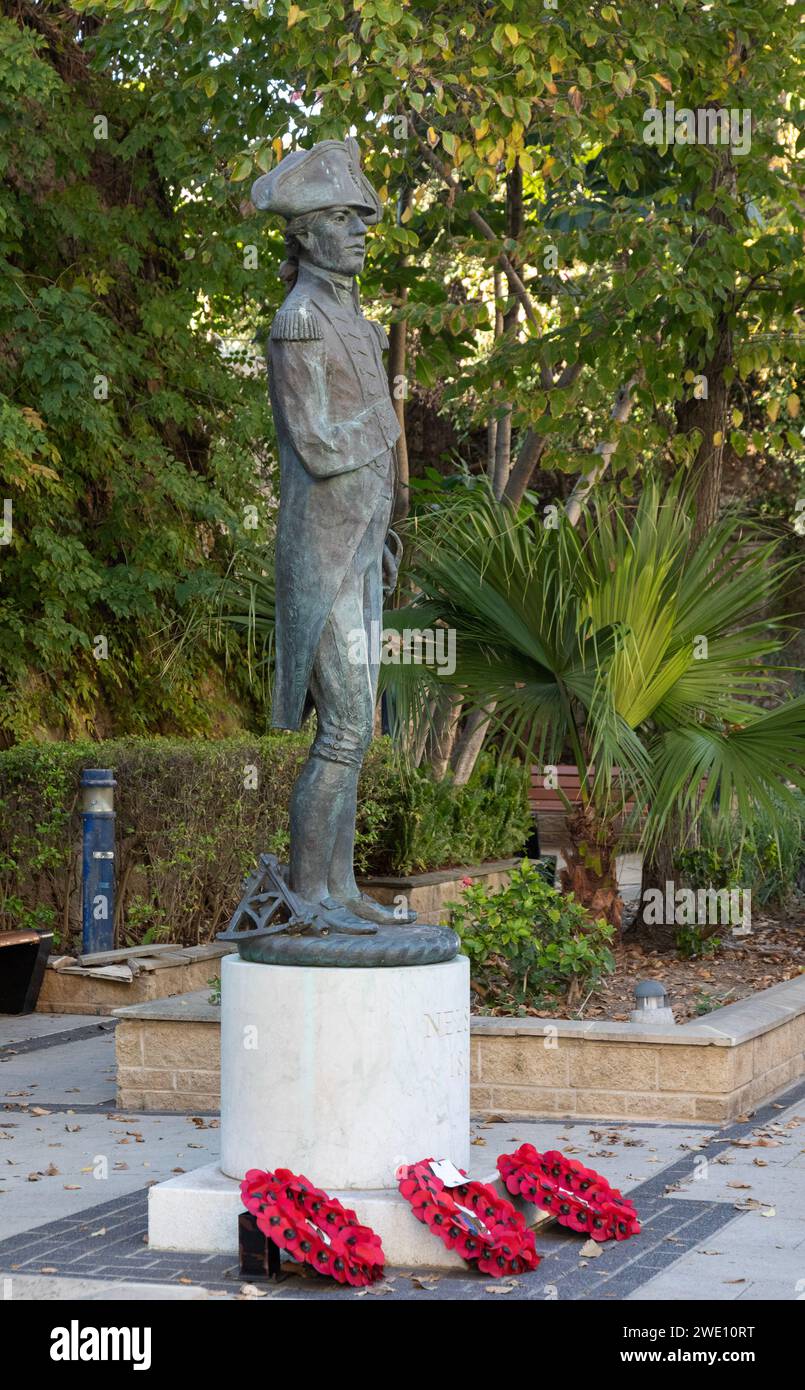 Statue en bronze de l'amiral Horatio Nelson (2005, John Doubleday) située en face du cimetière de Trafalgar, Gibraltar. Des couronnes de coquelicots sont sur la plinthe. Banque D'Images