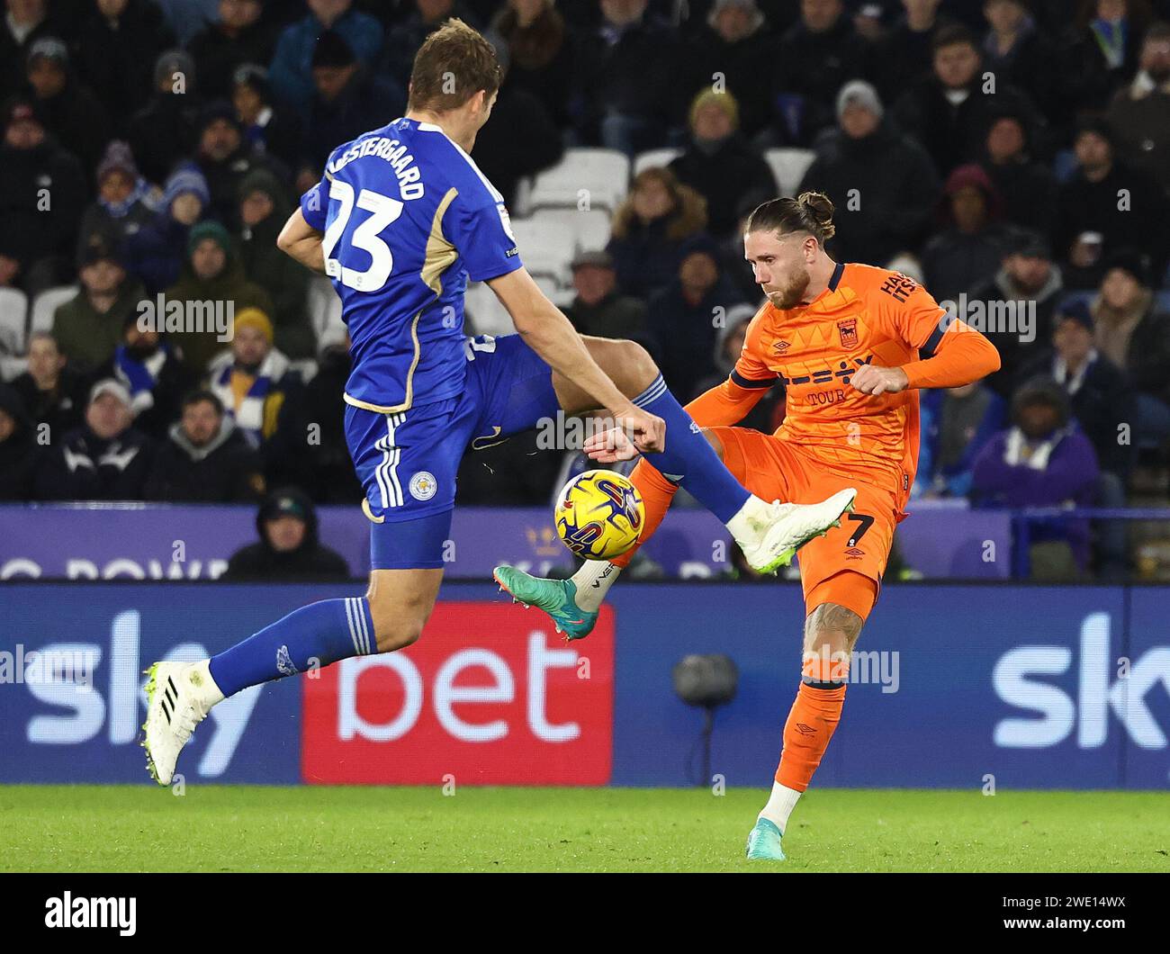 Leicester, Royaume-Uni. 22 janvier 2024. WES Burns d'Ipswich Town tire devant Jannik Vestergaard de Leicester City lors du Sky Bet Championship Match au King Power Stadium de Leicester. Le crédit photo doit se lire comme suit : Darren Staples/Sportimage crédit : Sportimage Ltd/Alamy Live News Banque D'Images