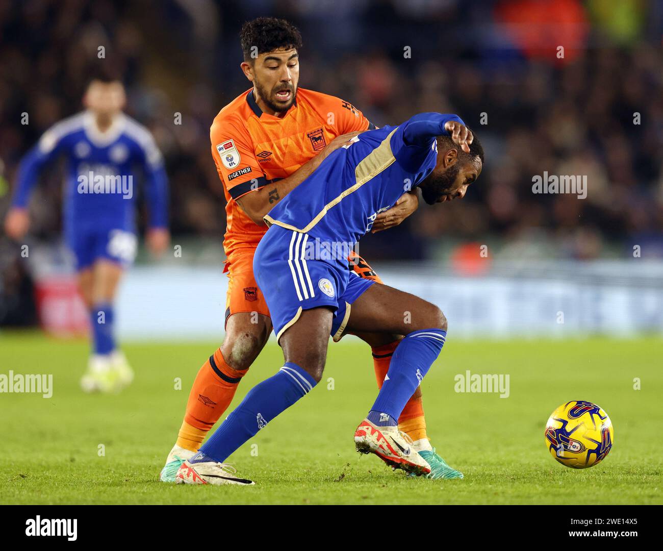 Leicester, Royaume-Uni. 22 janvier 2024. Massimo Luongo d'Ipswich Town (L) défie Ricardo Pereira de Leicester City lors du Sky Bet Championship Match au King Power Stadium de Leicester. Le crédit photo doit se lire comme suit : Darren Staples/Sportimage crédit : Sportimage Ltd/Alamy Live News Banque D'Images