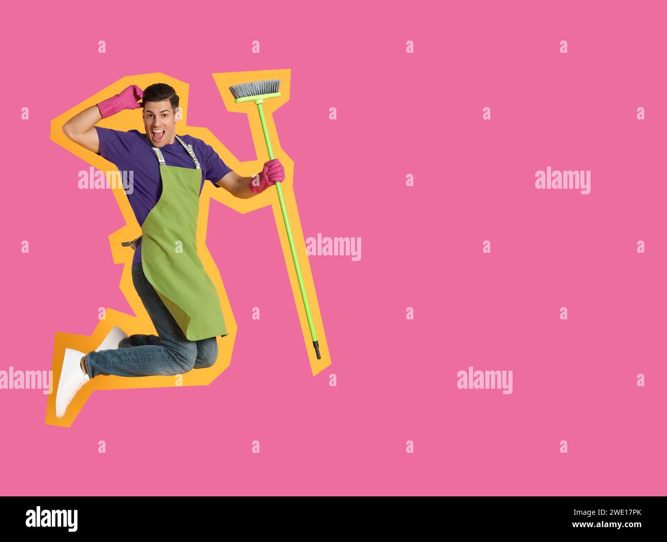 Affiche pop art. Homme avec balai vert sautant sur fond rose. Espace pour le texte Banque D'Images