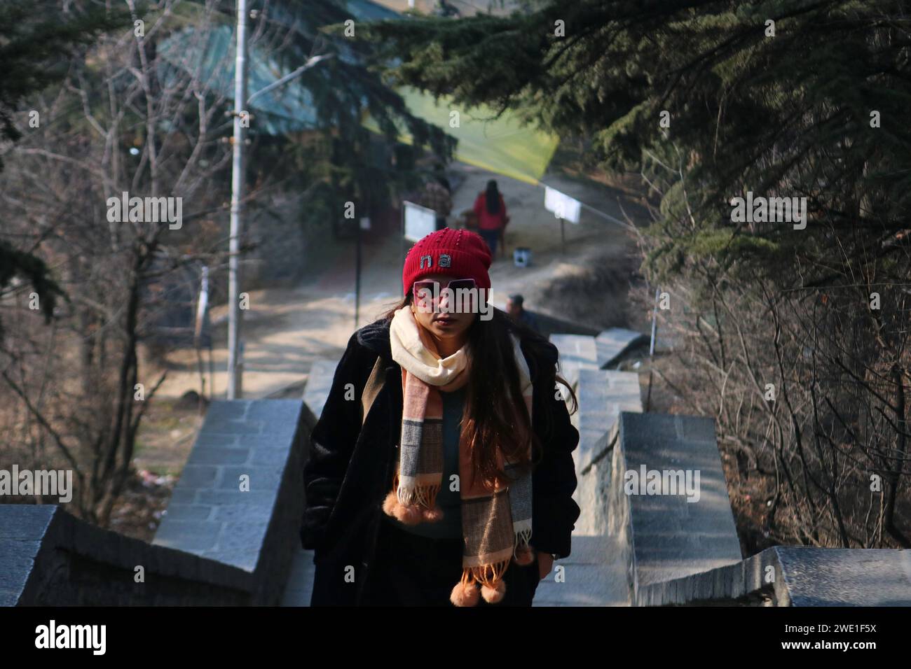 Srinagar Cachemire, Inde. 22 janvier 2024. Des dévots hindous arrivent pour assister aux prières au temple Shankaracharya lors de l'inauguration du temple Lord RAM nouvellement construit à Ayodhya, à Srinagar. Le temple Ayodhya RAM est inauguré en présence de milliers de dignitaires. Le Premier ministre indien Narendra Modi et une équipe de prêtres accomplissent les principaux rituels de la « pran pratishtha ». La sécurité a été renforcée dans la ville du temple avec le personnel de la Force d'action rapide déployé dans des endroits stratégiques. Le 22 janvier 2024, Srinagar Cachemire, Inde. (Image de crédit : © Firdous Nazir/eyepix Banque D'Images