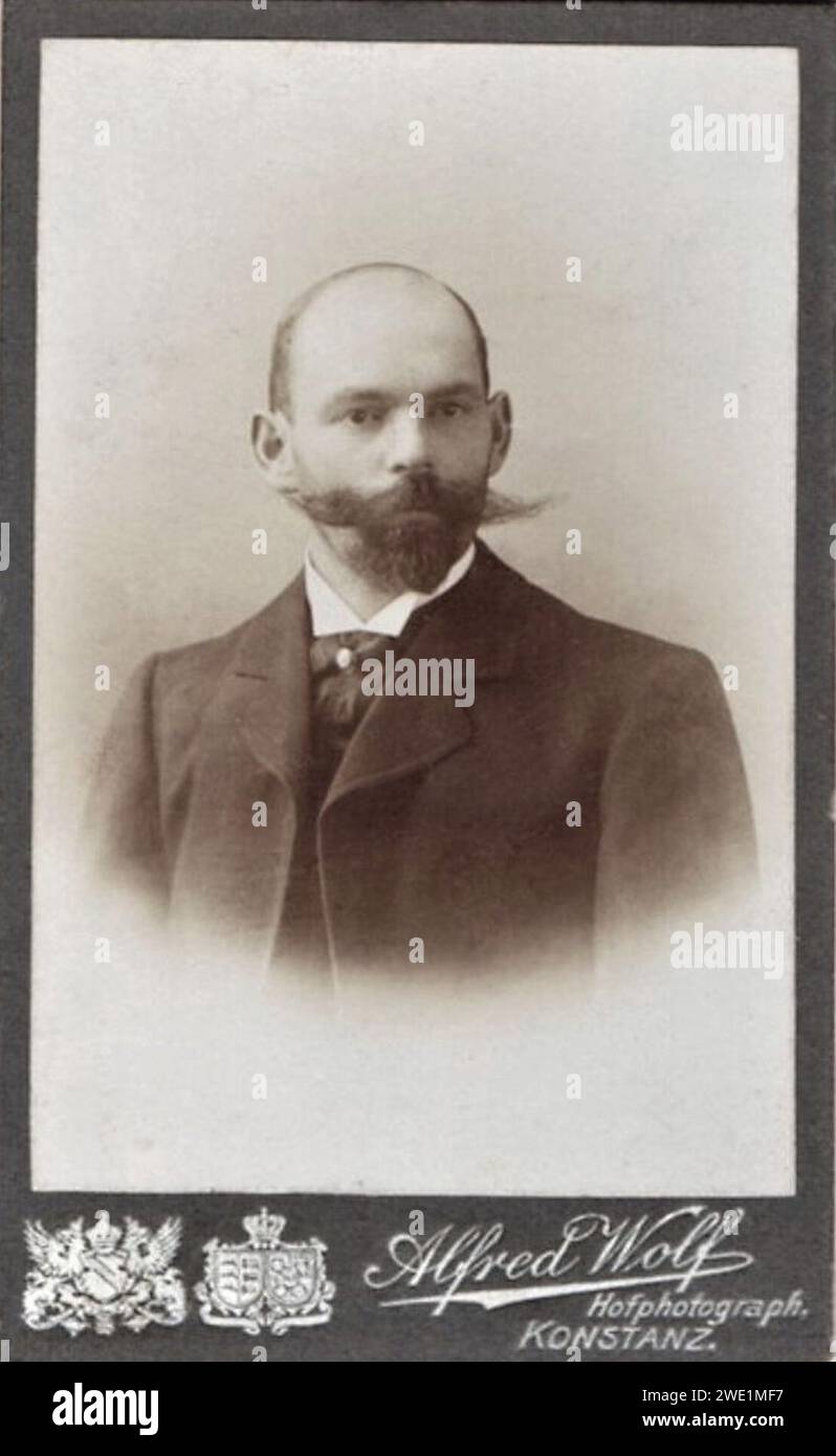 Alfred Wolf - Mann mit Glatze, langem Schnurrbart und kleinem Kinnbart (CDV nach 1899). Banque D'Images