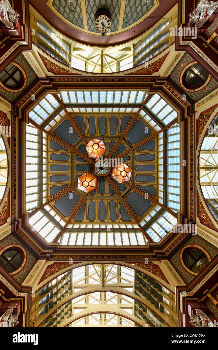 Londres, Royaume-Uni - 26 août 2022 : toit peint emblématique du marché Leadenhall. Construit en 1881. Il y a de nombreux bars, restaurants et boutiques. SIG touristique célèbre Banque D'Images