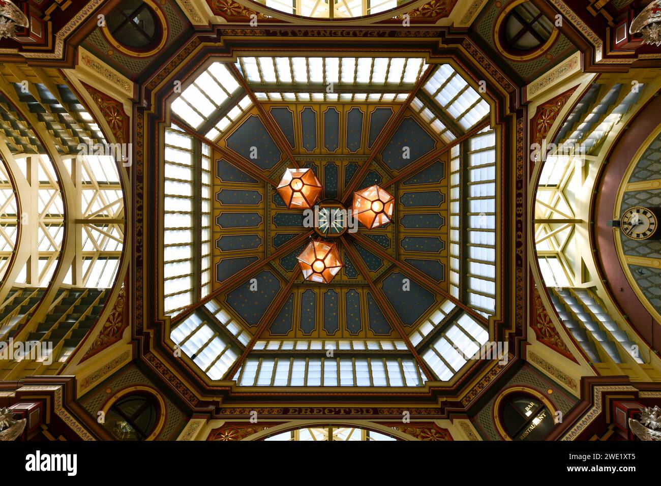 Londres, Royaume-Uni - 26 août 2022 : toit peint emblématique du marché Leadenhall. Construit en 1881. Il y a de nombreux bars, restaurants et boutiques. SIG touristique célèbre Banque D'Images