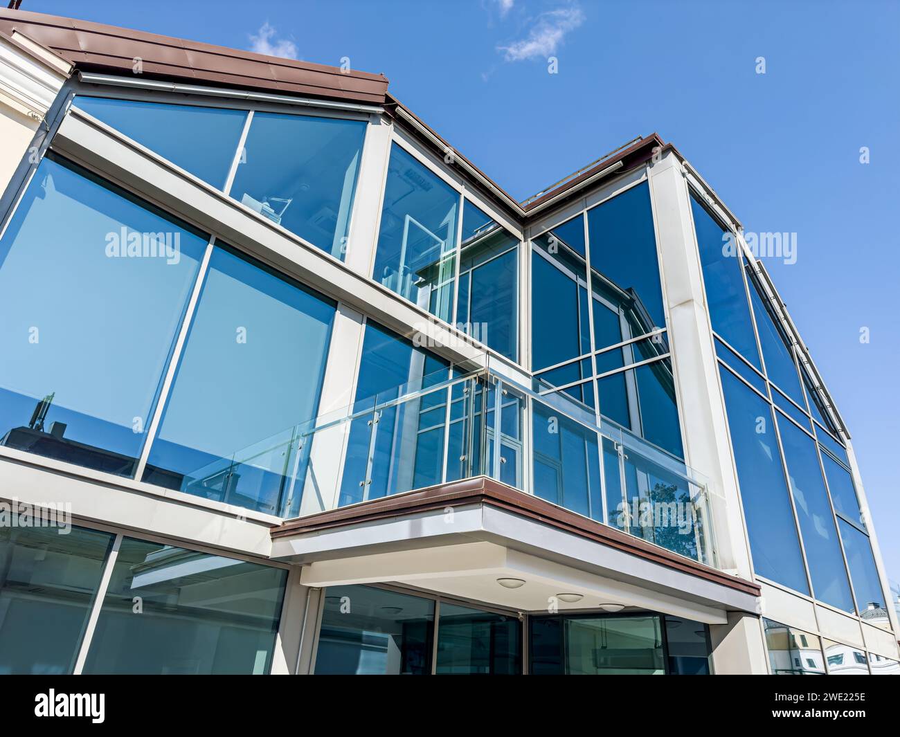 façade de petit immeuble de bureaux avec des reflets de ciel bleu sur la journée ensoleillée Banque D'Images