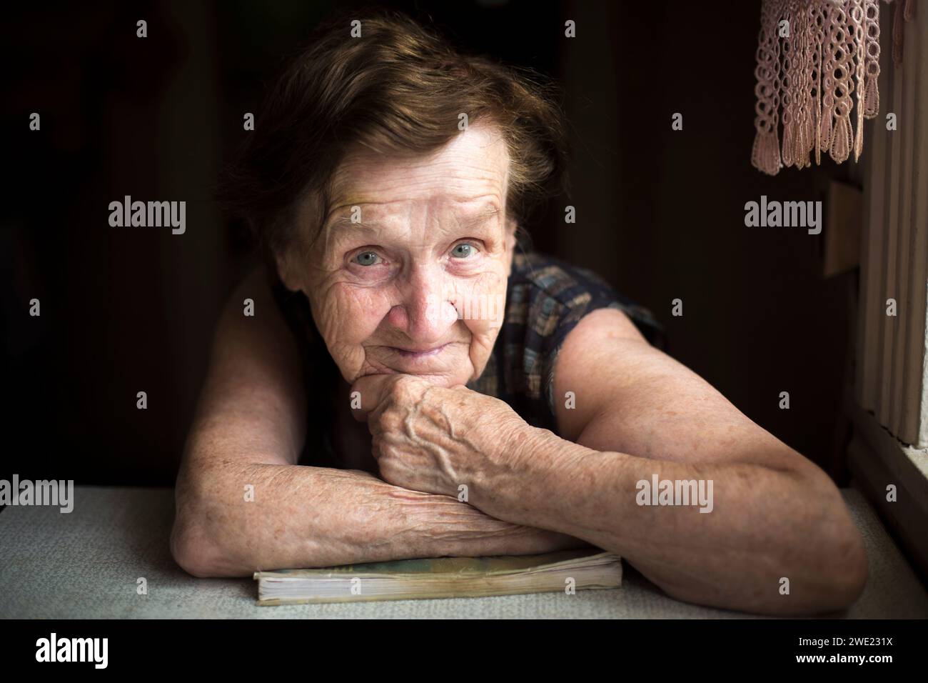 Portrait d'une vieille femme regardant la caméra. Banque D'Images