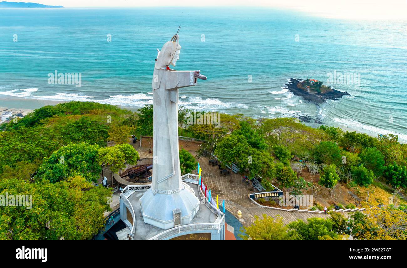 Vue aérienne de la ville côtière de Vung Tau le matin. L'endroit où se trouve une statue du Christ sur la montagne protège la paix de la péninsule de Vung Tau. Banque D'Images