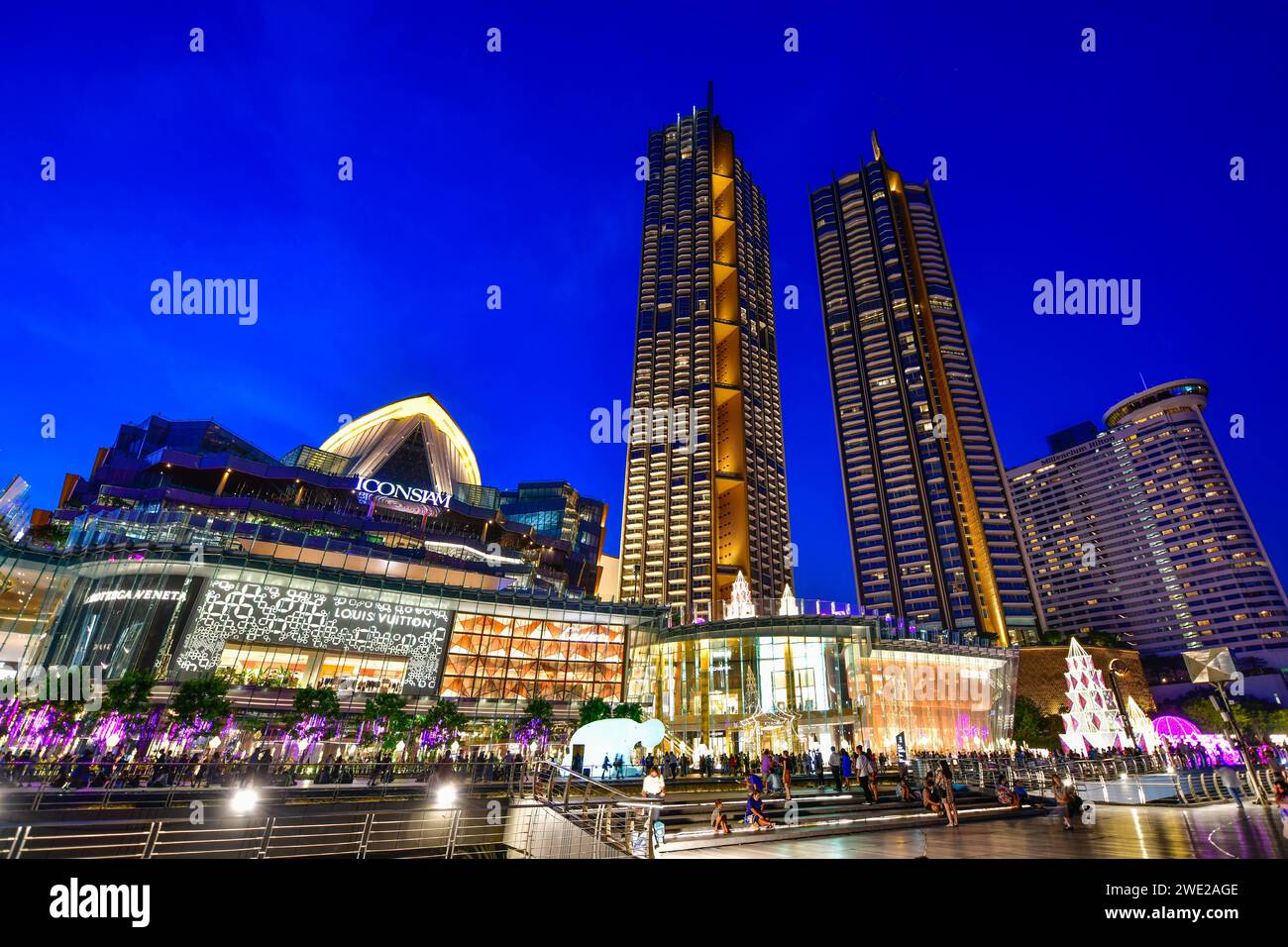 Bangkok, Thaïlande - NOV. 20,2020 :l'éclairage Iconsiam et les décorations colorées pour célébrer le nouvel an le long de la rive Chao Phraya Banque D'Images