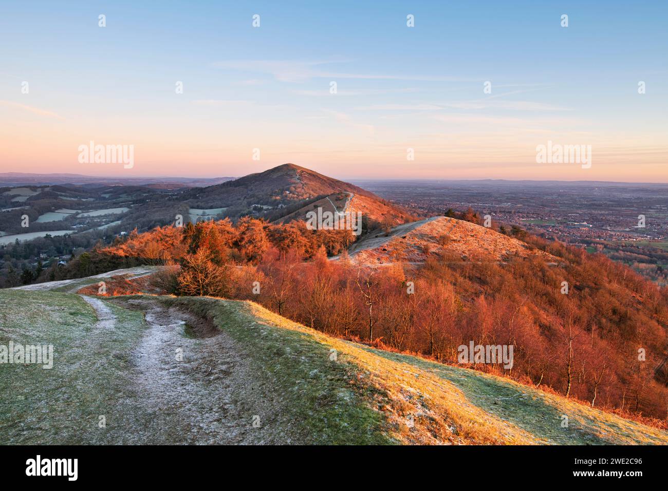 De Pinnacle Hill en regardant Jubilee Hill, Perseverance Hill et North Hill au lever du soleil dans le gel. Malvern Hills, Worcestershire, Angleterre Banque D'Images