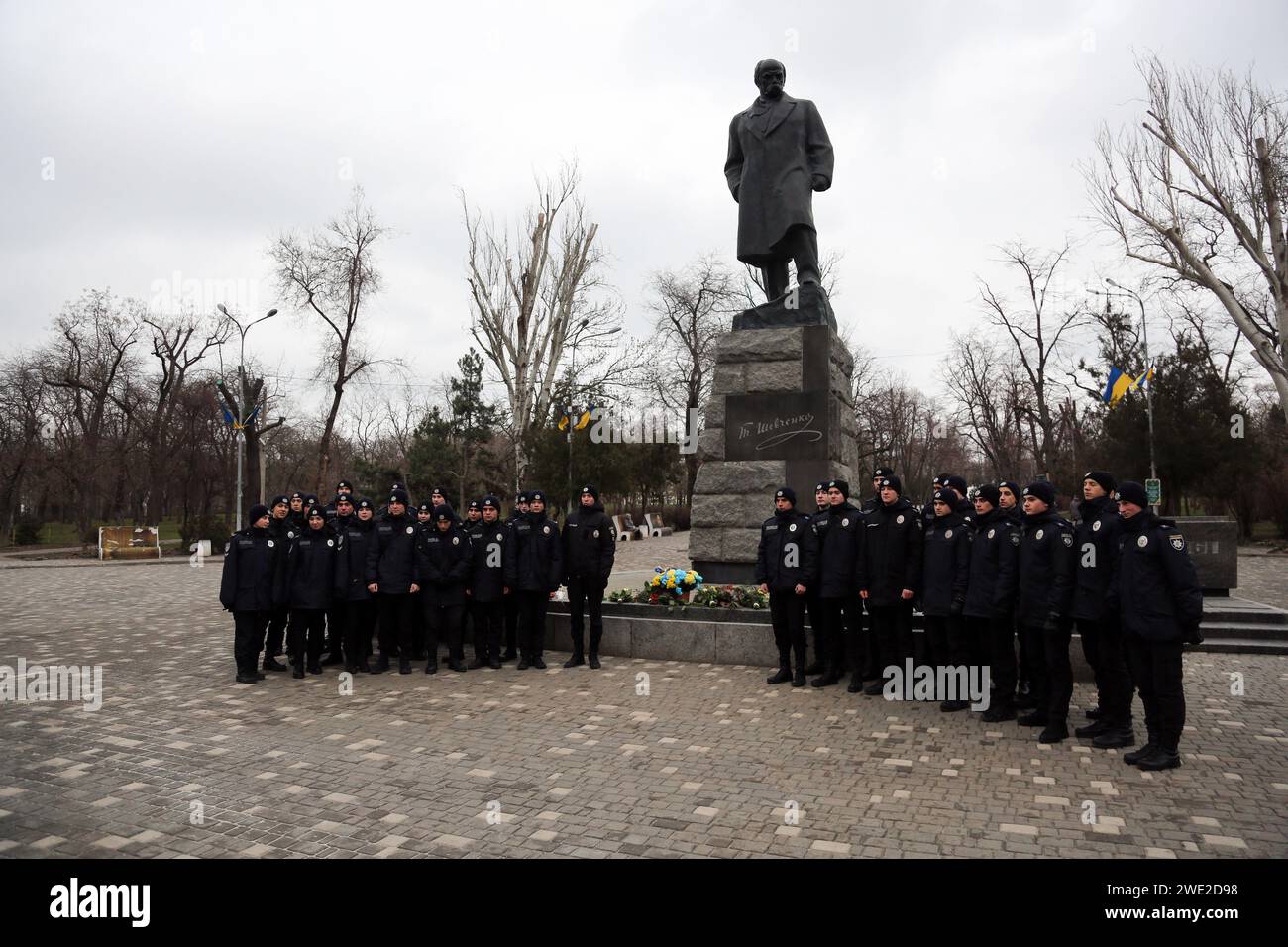 Les étudiants d'Odessa, l'Université d'État d'Odessa des Affaires intérieures prennent des photos près du monument à Taras Shevchenko le jour de l'unité de l'Ukraine dans le parc central de la culture et des loisirs nommé d'après Taras Shevchenko. Les événements extérieurs prévus en l'honneur de la Journée de l'unité de l'Ukraine ont été déplacés dans un abri anti-bombe en raison d'une alerte de raid aérien. La loi d'unification était un accord signé le 22 janvier 1919, par la République populaire d'Ukraine et la République populaire d'Ukraine occidentale sur la place Sainte-Sophie à Kiev. Depuis 1999, la Journée de l'unité de l'Ukraine, célébrée chaque année le 22 janvier pour marquer le Banque D'Images