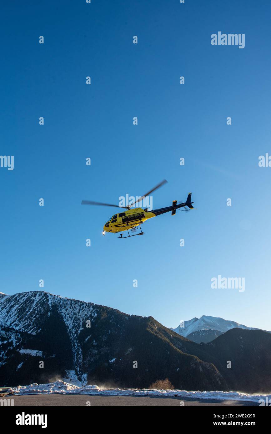 Arinsal, Andorre : 2024 janvier 21 : hélicoptère de sauvetage à la coupe du monde de ski alpinisme 2024 à la station de ski Pal - Arinsal en 2024. Banque D'Images