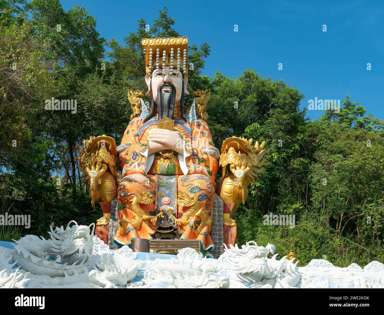 Statue de l'Empereur de Jade, ou grand-père céleste assis dans une mer de dragons, une divinité de la mytologie chinoise au sommet du parc municipal de Hat Yai Banque D'Images