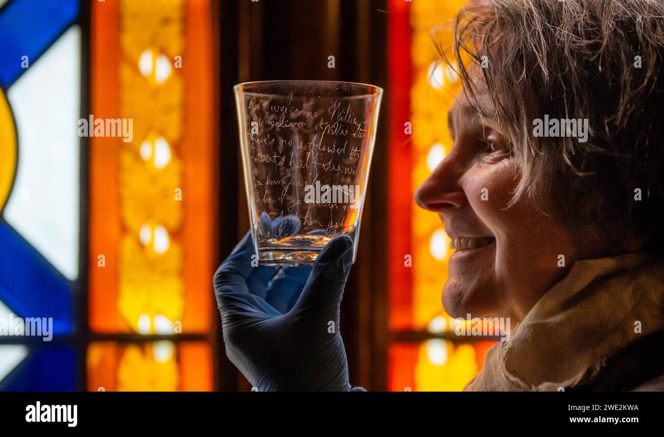 22 janvier 2023 'Raising a Glass to Robert Burns' avant Burn Night le 25 janvier, Claudia Bolling - responsable de la maison et des collections à l'Abbotsford Trust, Holds - gobelet en verre de Robert Burns, pointe en diamant gravée par le poète Robert Burns (25 janvier 1759 - 21 juillet 1796) les versets découpés dans le verre sont « Ye're Welcome, Willie Stewart… ». Et ont été écrits pour un facteur d'un domaine Dumfriesshire sur un verre du Brownhill Inn, Thornhill. Scott l'avait définitivement acquis en 1829 parce que son existence est enregistrée dans Life of Burns de J.G. Lockhart. Banque D'Images