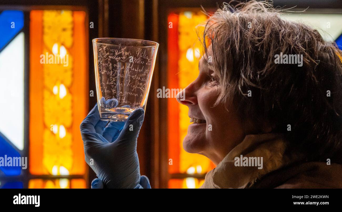 22 janvier 2023 'Raising a Glass to Robert Burns' avant Burn Night le 25 janvier, Claudia Bolling - responsable de la maison et des collections à l'Abbotsford Trust, Holds - gobelet en verre de Robert Burns, pointe en diamant gravée par le poète Robert Burns (25 janvier 1759 - 21 juillet 1796) les versets découpés dans le verre sont « Ye're Welcome, Willie Stewart… ». Et ont été écrits pour un facteur d'un domaine Dumfriesshire sur un verre du Brownhill Inn, Thornhill. Scott l'avait définitivement acquis en 1829 parce que son existence est enregistrée dans Life of Burns de J.G. Lockhart. Banque D'Images