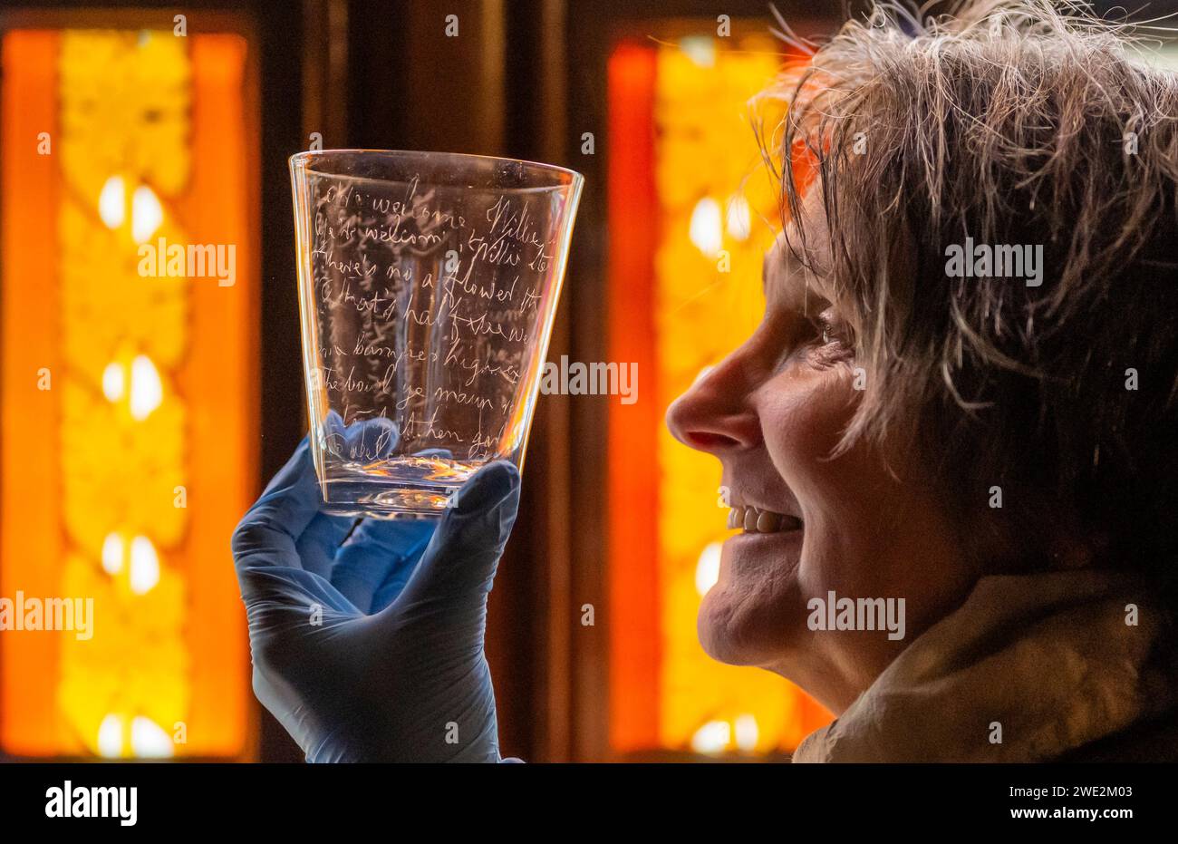 22 janvier 2023 'Raising a Glass to Robert Burns' avant Burn Night le 25 janvier, Claudia Bolling - responsable de la maison et des collections à l'Abbotsford Trust, Holds - gobelet en verre de Robert Burns, pointe en diamant gravée par le poète Robert Burns (25 janvier 1759 - 21 juillet 1796) les versets découpés dans le verre sont « Ye're Welcome, Willie Stewart… ». Et ont été écrits pour un facteur d'un domaine Dumfriesshire sur un verre du Brownhill Inn, Thornhill. Scott l'avait définitivement acquis en 1829 parce que son existence est enregistrée dans Life of Burns de J.G. Lockhart. Banque D'Images