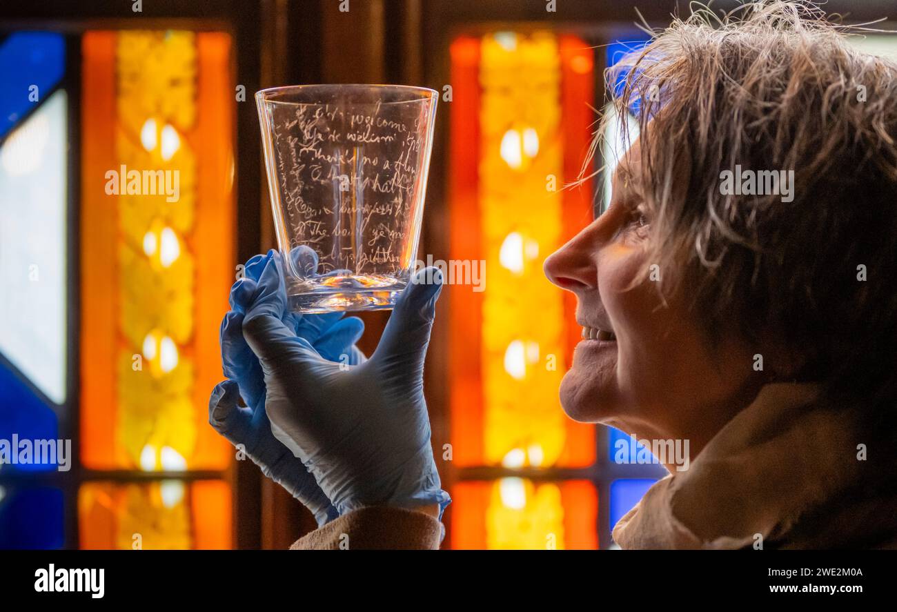 22 janvier 2023 'Raising a Glass to Robert Burns' avant Burn Night le 25 janvier, Claudia Bolling - responsable de la maison et des collections à l'Abbotsford Trust, Holds - gobelet en verre de Robert Burns, pointe en diamant gravée par le poète Robert Burns (25 janvier 1759 - 21 juillet 1796) les versets découpés dans le verre sont « Ye're Welcome, Willie Stewart… ». Et ont été écrits pour un facteur d'un domaine Dumfriesshire sur un verre du Brownhill Inn, Thornhill. Scott l'avait définitivement acquis en 1829 parce que son existence est enregistrée dans Life of Burns de J.G. Lockhart. Banque D'Images