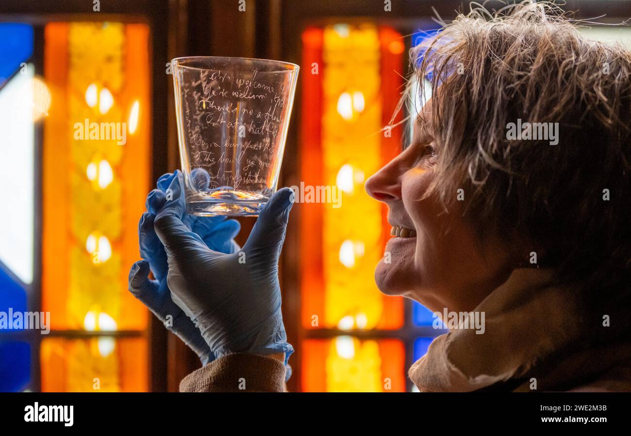 22 janvier 2023 'Raising a Glass to Robert Burns' avant Burn Night le 25 janvier, Claudia Bolling - responsable de la maison et des collections à l'Abbotsford Trust, Holds - gobelet en verre de Robert Burns, pointe en diamant gravée par le poète Robert Burns (25 janvier 1759 - 21 juillet 1796) les versets découpés dans le verre sont « Ye're Welcome, Willie Stewart… ». Et ont été écrits pour un facteur d'un domaine Dumfriesshire sur un verre du Brownhill Inn, Thornhill. Scott l'avait définitivement acquis en 1829 parce que son existence est enregistrée dans Life of Burns de J.G. Lockhart. Banque D'Images